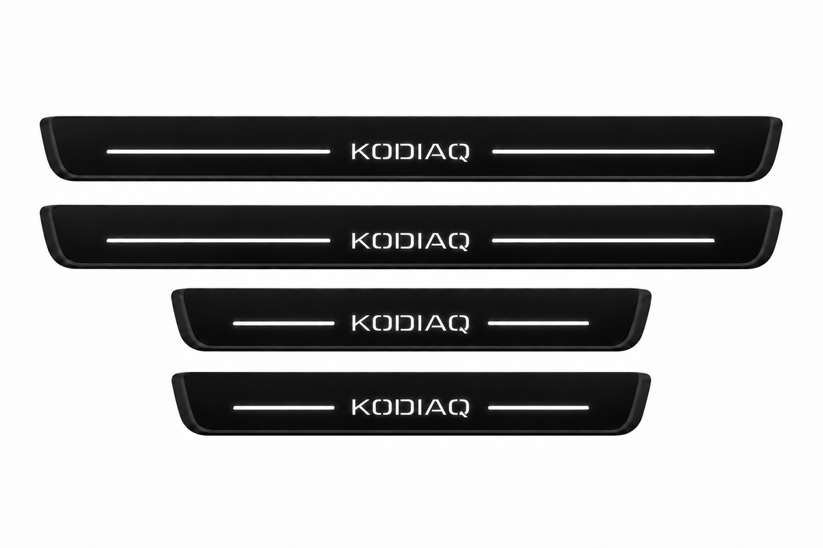 Catalogue demonstration of two long front and two short rear black Matte PRO sill plates with illuminated KODIAQ lettering and straight top lines; dark side edges remain unlit. Dimensions selected for Škoda Kodiaq NS7 during manufacture.