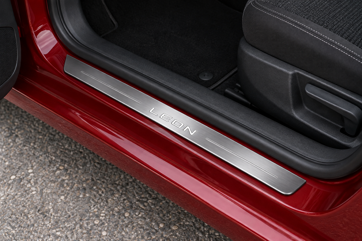 Unlit SEAT Leon III Stainless Steel sill visualization: grey brushed plate with outline LEON lettering and side lines in a red hatchback doorway.