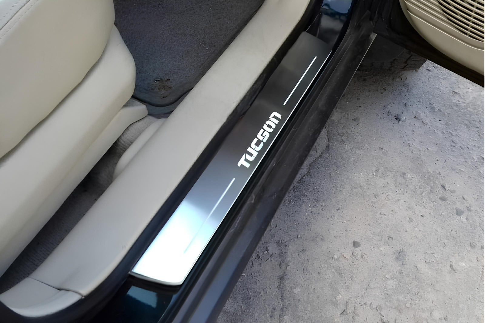 LED door sill plates for Hyundai Tucson I 2004+ with Tucson logo