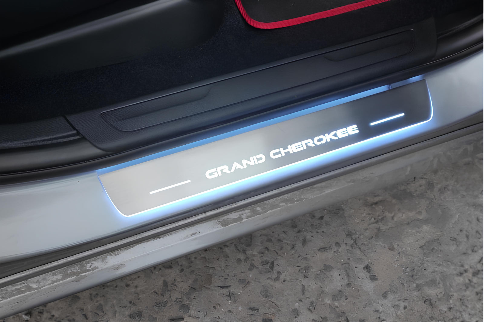 Jeep Grand Cherokee IV WK2 2010+ entry guards in stainless steel with Grand Cherokee logo