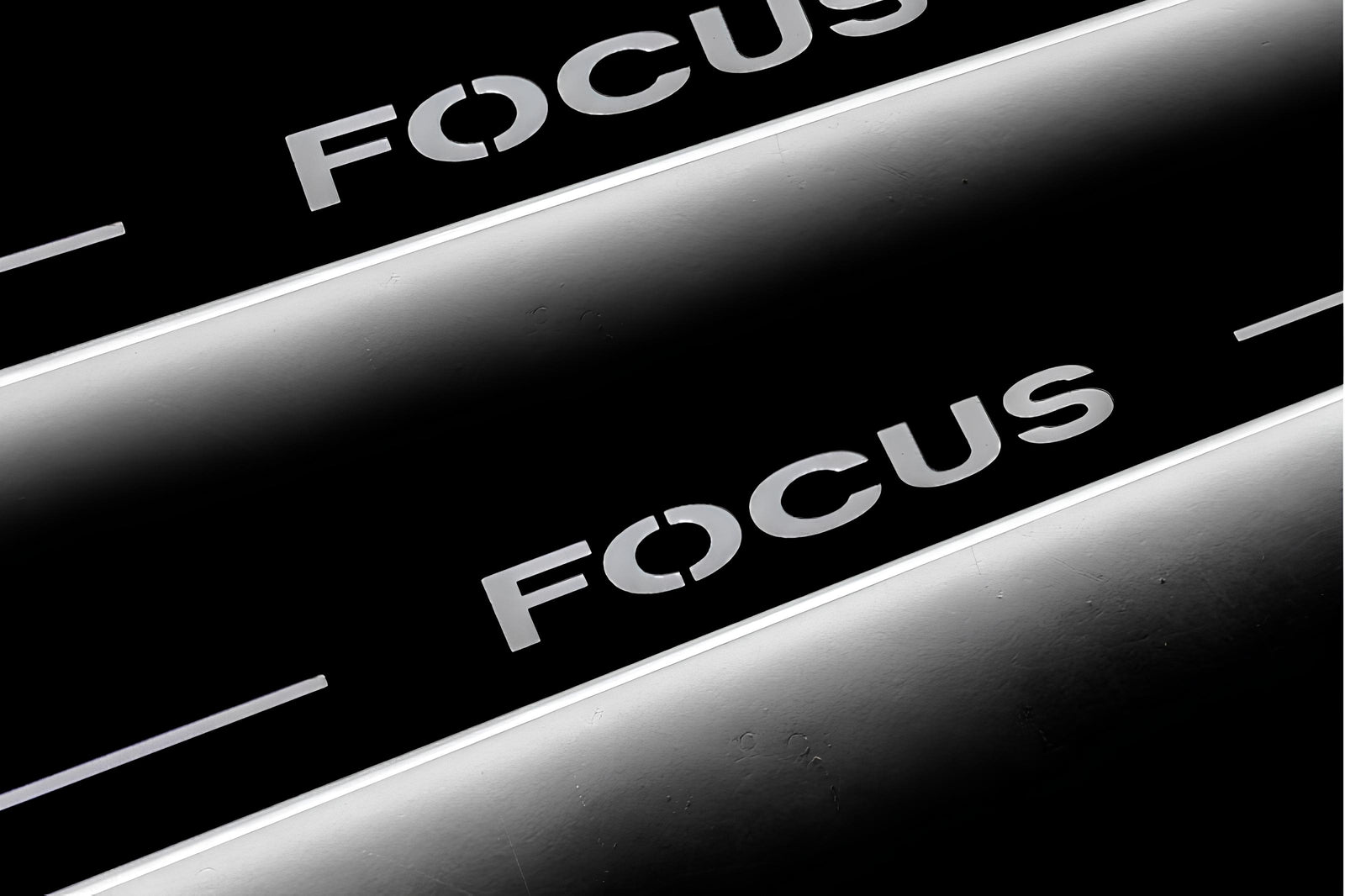 LED door sill plates Ford Focus II 2004+ in stainless steel with Focus logo