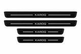 Catalogue illustration of two long front and two shorter rear black Matte PRO door sill plates with illuminated KAROQ lettering and straight top lines; edges unlit. Exact Karoq NU7 dimensions are selected for the vehicle.