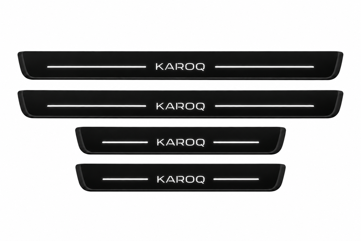 Catalogue illustration of two long front and two shorter rear black Matte PRO door sill plates with illuminated KAROQ lettering and straight top lines; edges unlit. Exact Karoq NU7 dimensions are selected for the vehicle.