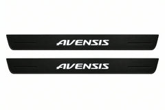 Catalogue illustration of two front black Matte PRO LED door sill plates with illuminated Avensis lettering for Toyota Avensis Wagon T270; dimensions are selected during manufacture.